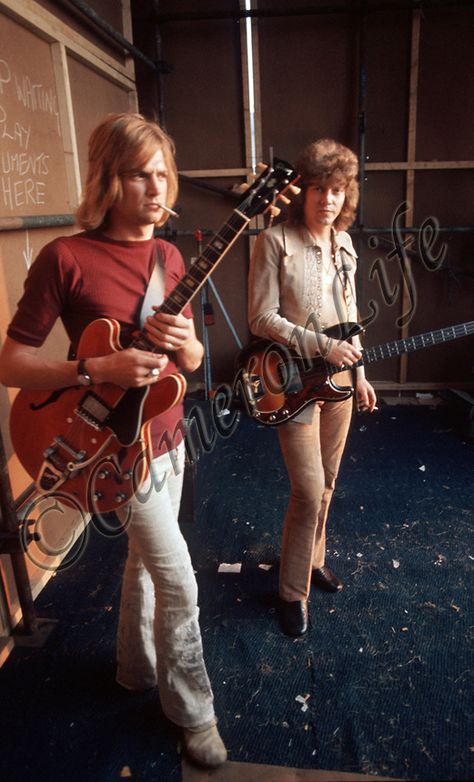 The Moody Blues - Justin Hayward, Ray Thomas, Justin Hayward Moody Blues, Justin Photos, Justin Hayward, The Moody Blues, 1970s Music, Nights In White Satin, Moody Blues, Rock Groups, Progressive Rock