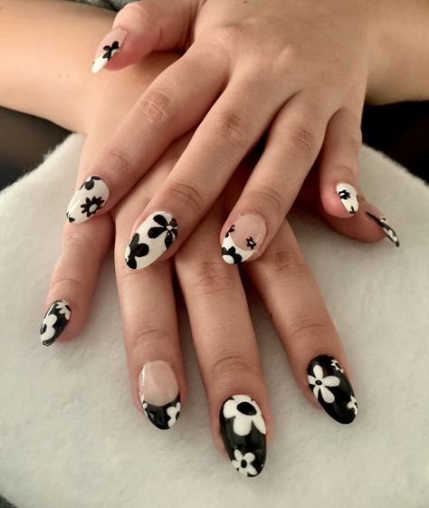 B W Nails, Black And White Flower Nails, Flower Power Nails, Black Flower Nails, Black Bouquet, Black White Nails, Wildflower Cases, Different Nail Designs, Cute Gel Nails