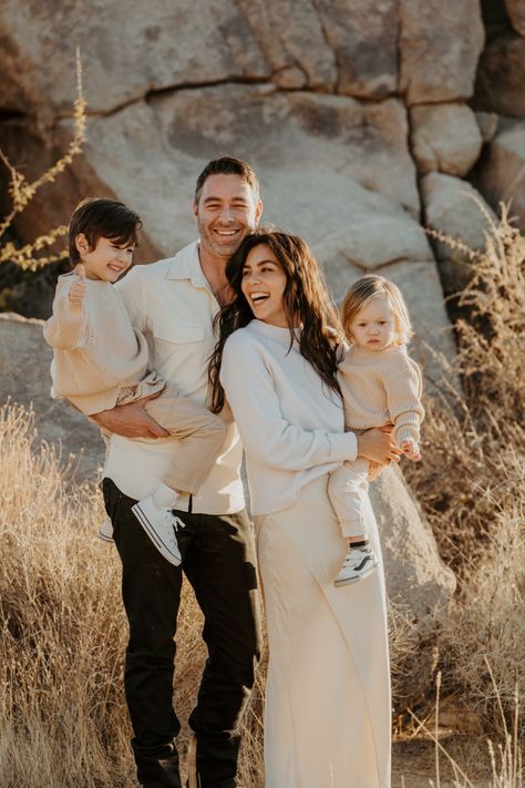 Evening Family Photoshoot, Holiday Portraits Family Outfits, Beige Outfit Photoshoot Family, Family Neutral Photoshoot, Neutral Family Of 4 Picture Outfits, Cream Outfit Family Photos, Family Photo Outfits Browns, Family Matching Photoshoot, Black White Brown Family Outfits