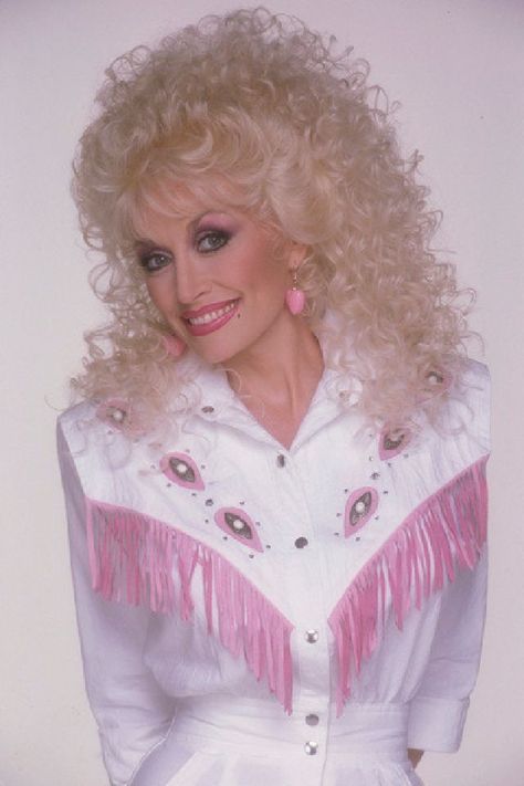 30 Gorgeous Photos That Defined Fashion Styles of Dolly Parton in the 1980s ~ Vintage Everyday 80's Hairstyles, Dolly Patron, Dolly Parton Costume, Dolly Parton Pictures, Hello Dolly, Music Photo, Dolly Parton, Tie Dye Top, Style Icons