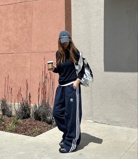 a_typelist Sporty Outfits Adidas, Athlete Off Duty Aesthetic, Trackpant Outfit Street Style, Sporty Comfy Outfits, Outfits With Track Pants, Trackpants Adidas Outfit, Track Pants Outfit Casual, Blue Track Pants Outfit, Styling Track Pants