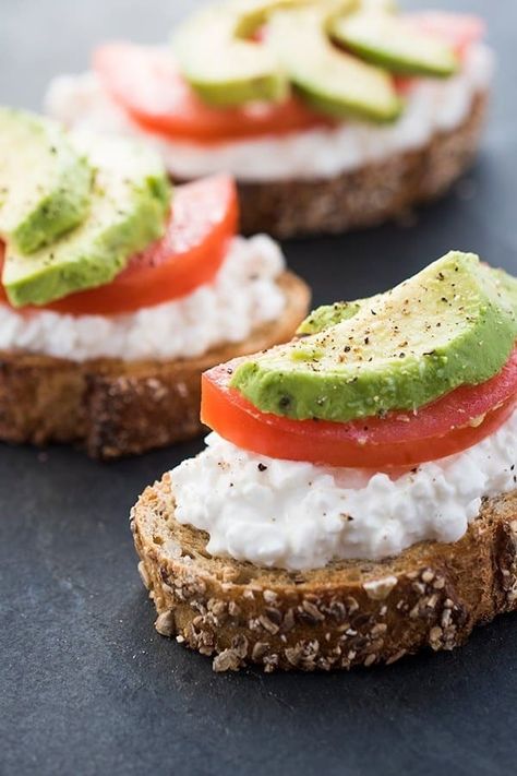 One way to add protein to your morning avocado toast? Add some cottage cheese. Get the recipe here. Protein: 25g Healthy Breakfast Toast, Toast Recipe Breakfast, Avocado Toast Breakfast, Protein Rich Breakfast, Avocado Dessert, Healthy Protein Snacks, No Cook, Quick Breakfast Recipes, Protein Breakfast Recipes