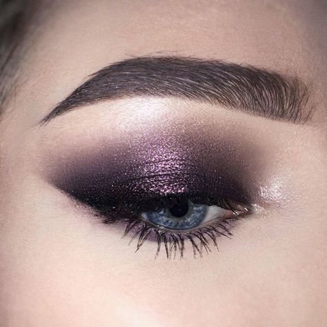 Deep Purple Smokey Eye, Black Purple Eyeshadow, Dark Purple Eye Makeup, Smokey Purple Eye Makeup, Dark Purple Makeup, Dark Fairy Makeup, Heart Eyeshadow, Plum Smokey Eye, 90s Makeup Look