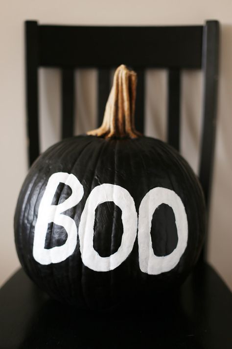 A cool, graphic spooky painted pumpkin tutorial from The Sweetest Occasion Creative Pumpkin Decorating, Creative Pumpkin Painting, Halloween Decor Diy, Disney Pumpkin, Halloween Pumpkin Designs, Halloween Pumpkins Painted, Painted Pumpkin, Diy Halloween Decor, Creative Pumpkins