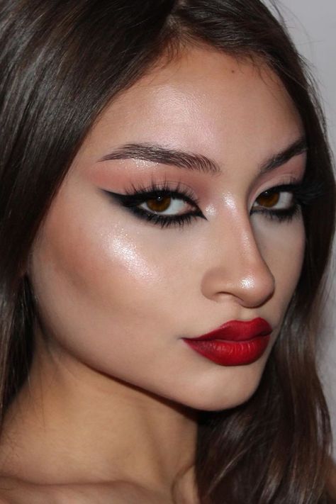 Cat Eye Red Lips, Reversed Cat Eye Makeup, Bold Cat Eye Makeup, Sultry Cat Eye Makeup, Cat Lips Makeup, Snake Eyes Makeup, Reverse Eyeliner Make Up, Fierce Make Up Look, Reverse Cat Eye Eyeliner