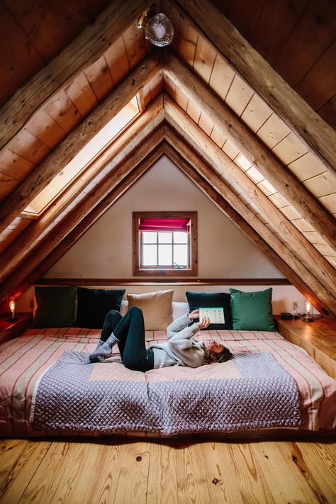 Attic Bedroom Designs, Attic Loft, Rustic Bedroom Decor, Attic Design, Attic Bedrooms, Attic Renovation, A Frame Cabin, Attic Bedroom, Attic Rooms