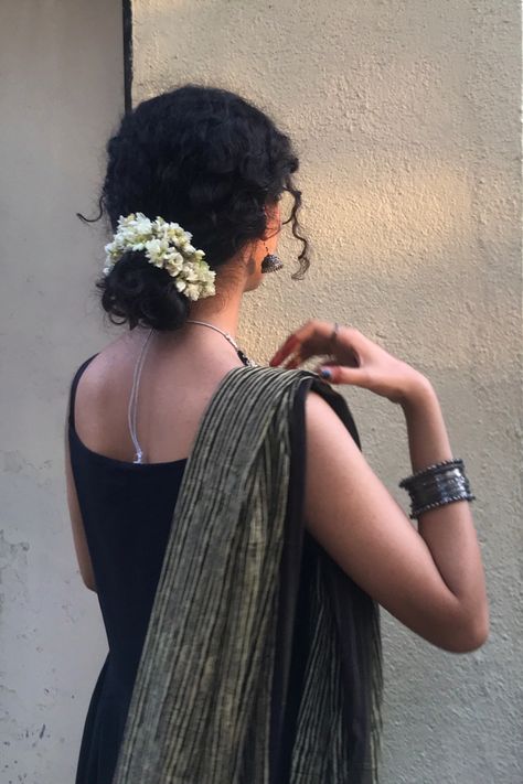 Short Curly Hair Photoshoot, Indian Flower Hairstyles, Desi Curly Hair, Indian Curly Hair, Desi Hair, Saree Outfit, Trending Summer Nails, Bitmoji Outfits, Outfits Baddie