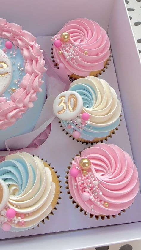 Bento Box Dessert Ideas, Cupcake Treat Boxes, Bento Box Cake And Cupcakes, Pastel Birthday Cupcakes, Cake Treat Boxes Ideas, Cake Bento Box Ideas, Mini Cake And Cupcake Set, Bento With Cupcakes, Bento Box Cake Design