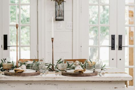 joanna-gaines-thanksgiving-table-2 Joanna Gaines Thanksgiving, Thanksgiving Table Settings Centerpieces, Dining Table Decor Centerpiece, Magnolia Market Joanna Gaines, Farmhouse Table Setting, Christmas Dining Table Decor, Dining Room Table Centerpieces, Christmas Dining Table, Thanksgiving Table Settings