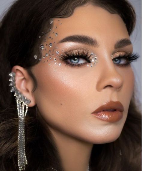 Shine Like A Dream Dramatic Makeup Looks Gold Goddess Makeup, Goddess Costume Makeup, Dramatic Makeup Looks, Makeup Looks Prom, Shimmery Makeup, Seasonal Makeup, Shiny Makeup, Goddess Makeup, Rhinestone Makeup