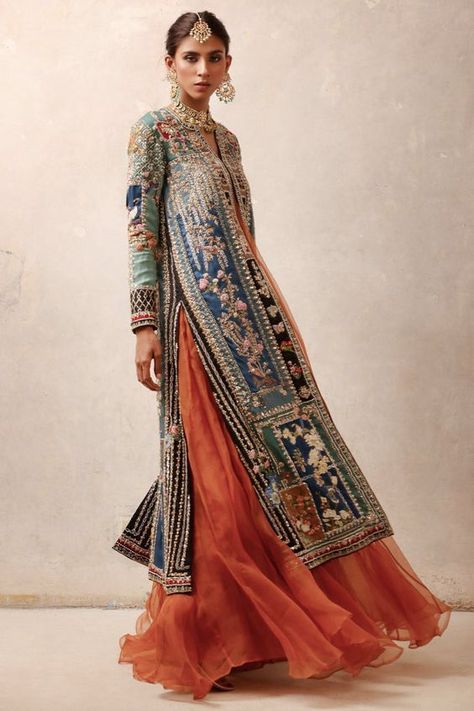 Lulusar Clothing Pakistan, Royal Dinner, Wedding Wear Dresses, Boho Hippie Fashion, English Wallpaper, Nida Azwer, Period Piece, Choli Blouse, Ethno Style