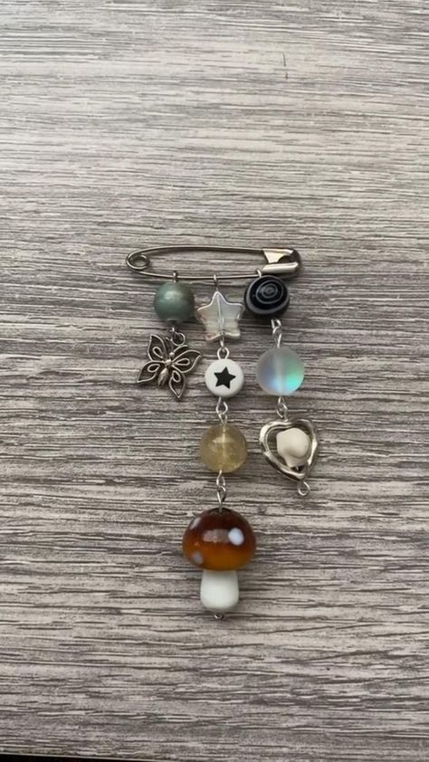 Backpack Safety Pins, Homemade Pins To Wear, Black Backpack Decoration Ideas, Safety Pin Backpack Charm, Cute Handmade Jewelry Ideas, Aesthetic Etsy Finds, Safety Pin Crafts Diy, Emo Diy Crafts, Diy Pins Ideas