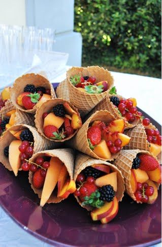 Love this for a shower Fresh Fruit Recipes, Fruit Cups, Summer Snacks, Snacks Für Party, Idee Pasto Sano, Delicious Fruit, Easy Delicious, Fruit Recipes, Finger Food