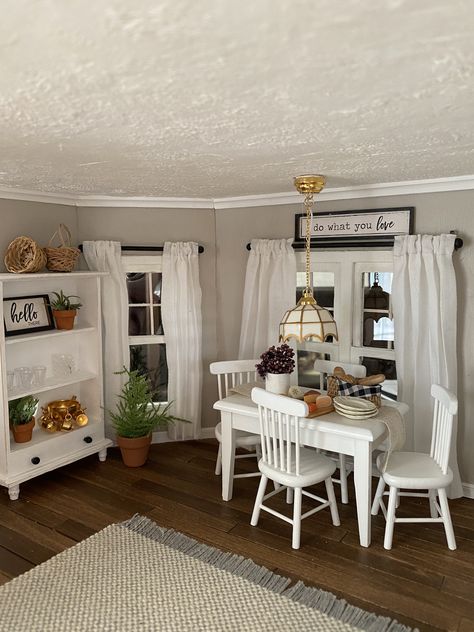 Dollhouse Dining Room Ideas, Magnolia Dollhouse, Sylvanian Dollhouse, Farmhouse Finishes, Farmhouse Dollhouse, Dollhouse Dining Room, Dollhouse Decorating, Dollhouse Living Room, Rustic Modern Farmhouse