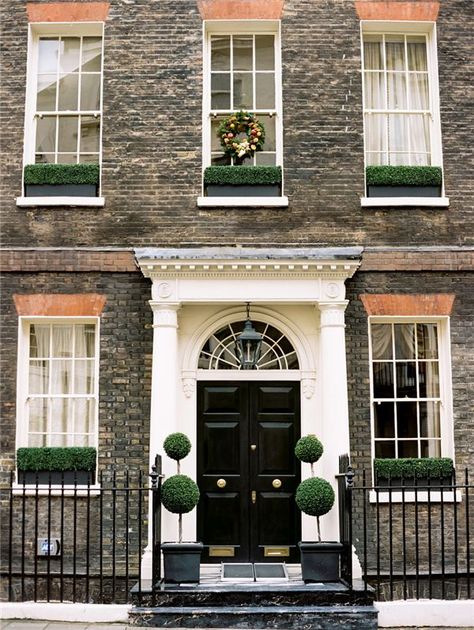 Maintenance free ideas to wake up your home's exterior  form  those winter blues Apartment Door, London Townhouse, Georgian Homes, Black Doors, Travel Decor, Vintage Modern, Apartment Ideas, Home Fashion, House Front