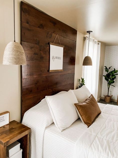 Cedar Accent Wall Master Bedrooms, Wood Panels Bedroom, Wall Wooden Design, Brown Wood Bedroom Ideas, Wood Feature Wall Bedroom, Wooden Headboard Bedroom, No Headboard Bedroom, Wood Wall Bedroom, Berm Ideas