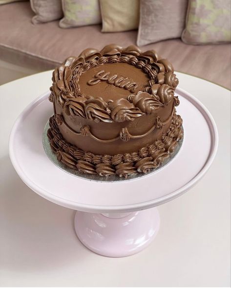 Brown Birthday Cake Ideas, Aesthetic Cake Designs Chocolate, Vintage Chocolate Cake Decoration, Chocolate Vintage Cake, Vintage Birthday Cakes Chocolate, Coconut Cake Decoration, Cute Chocolate Cake, Chocolate Cake Aesthetic Vintage, Brown Birthday Cake