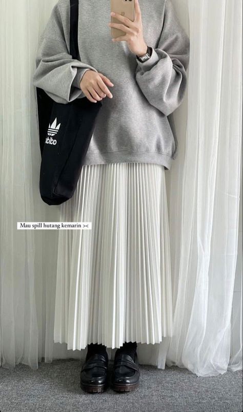 Crewneck And Skirt Outfit, Mamba Outfit, Ootd Crewneck, Ootd Ngampus, Pleated Skirt Outfit, Fashion Identity, Simple Outfits For School, Hijabi Fits, Modest Casual Outfits