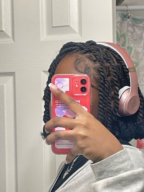 black girl beats Rose Gold Beats Aesthetic, Beats Headphones Outfit, Beats Aesthetic, Beats Headphones Aesthetic, Gold Beats, Black Beats, Apple Headphones, Rose Gold Aesthetic, Apple Headphone