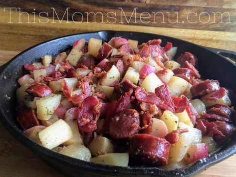 Whether you are looking for a traditional Irish dish to help you celebrate St. Patrick's Day, or you just want some good ol' comfort food, this recipe for keto Dublin Coddle it where it's at! Traditionally this dish is anything but low carb, but with a few simple swaps, this low carb version comes in at only 5 net carbs!! Dublin Coddle, Low Carb Comfort Food, Dash Recipe, Irish Dishes, Atkins Diet, Low Carb Paleo, High Protein Low Carb, Food Group, Red Potatoes