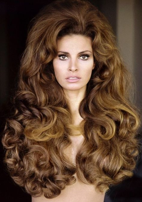 Raquel Welch photographed by Terry O'Neill,1970. Rachel Welch, Anita Ekberg, Jayne Mansfield, Human Wigs, Raquel Welch, Actrices Hollywood, Channing Tatum, Lace Hair, Very Long Hair