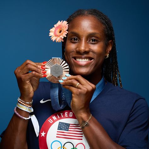 🏉🇺🇸 Tar Heel Naya Tapper led the USA women’s rugby team to victory, defeating Japan and Brazil on Sunday. 💥 Tapper, an All-American track and field star at West Mecklenburg High School in Charlotte, discovered rugby at UNC, joining a campus club team. 🌟 Joining the U.S. Women’s Sevens squad in 2016, her rare combo of speed and power made her one of the best players in team history, leading to her Olympic debut in Tokyo. 🥇🏃‍♀️ Congrats, Naya! It was a pleasure meeting you! 🎉 #NayaTapper #Rugb... Rugby 7s, Rugby Sevens, Tar Heel, Usa Women, Unc Tarheels, Olympic Medals, Rugby Team, Team Usa, Best Player