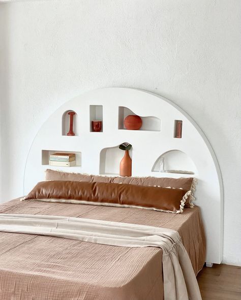 Bedside Books, Mediterranean Bedroom Design, Unique Headboard Ideas, Cool Headboards, Mediterranean Bedroom, Unique Headboards, Headboard Bench, Headboard With Shelves, Modern Headboard