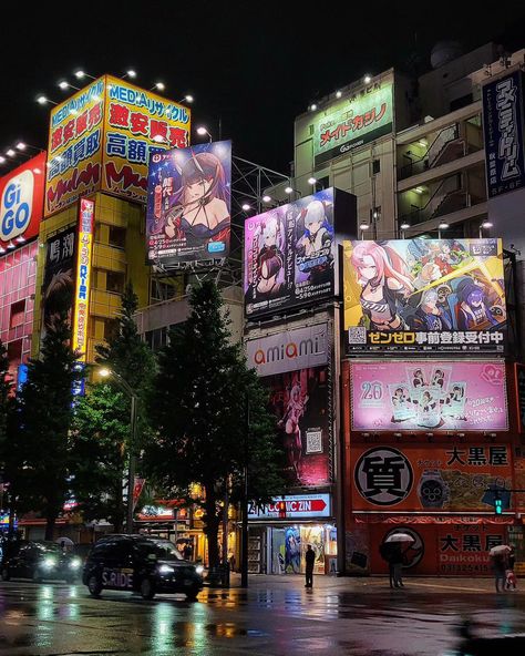 Have you visited Akihabara in the rain at night yet? Akihabara, aka Akiba, is the anime otaku district of Tokyo Japan. The neon lights and anime billboards always look the best on a rainy night. Most of the anime figure stores are closed at night, but the arcades, games centers, and maid cafes are still open. It's also a great time to try to spot some itasha Tokyo Night Anime, Japan Asthetics Photos, Japan At Night Aesthetic, Neon Tokyo Aesthetic, Japan Billboard, Japan Aesthetic Anime, Anime In Japan, Store At Night, Japan At Night