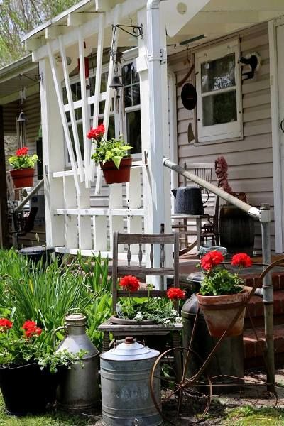 Primitive Gardens, Beautiful Decks, Rustic Gardening, Country Porches, Brick Edging, Flea Market Gardening, Trellis Ideas, Flower Containers, Cottage Designs