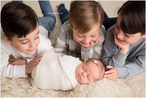 newborn posing with 3 siblings New Born Baby Girl Photoshooting With Siblings, Newborn Photography 4 Siblings, Newborn Family Photos Sibling Big Brothers, Newborn Photos With 3 Siblings, Young Sibling Photography, Newborn Sibling Pictures, Sibling Pics, Newborn Photo Pose, Sibling Photography Poses