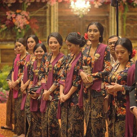 Bridesmaid Kebaya, Kebaya Bridesmaid, Wedding Dresses Muslim, Javanese Wedding, Kebaya Wedding, Kebaya Modern Dress, Indonesian Wedding, Hijab Wedding Dresses, Kebaya Dress