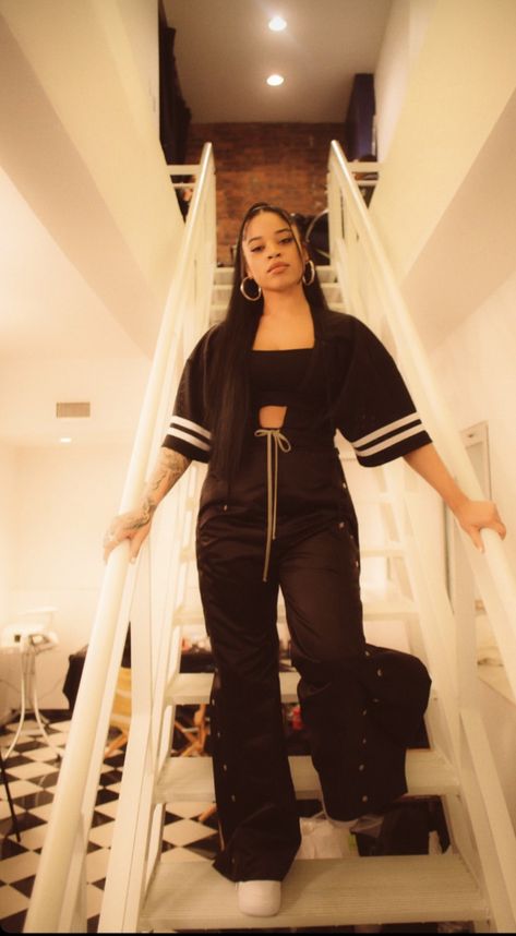 Ella Mai Fashion, Ella Mai Outfits, Ella Mai Aesthetic, Ella Mai Wallpaper, H.e.r Singer, Ella Mai, Fav Artist, Baggy Clothes, Concert Looks