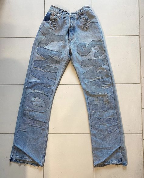 Pants With Writing On The Back, Men Custom Jeans, Words On Jeans, Jeans Design Ideas, Inside Out Jeans, Costume Jeans, Custom Jeans Diy, Denim Diy Clothes, Custom Jean