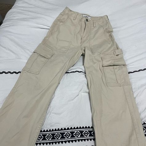 Hollister high rise cargo pant Hollister Cargo Pants, Cargo Pant, Clothespins, Cargo Jeans, Clothes Pins, Cargo Pants, Hollister, Trendy Outfits, Khaki Pants