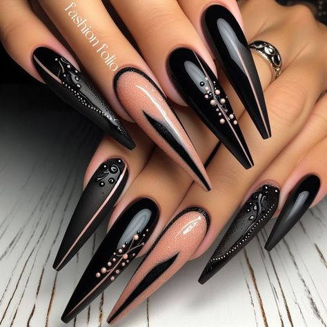 October Nails Ideas Black, Black New Years Eve Nails, Black Glam Nails, Trendy Autumn Nails, Autumn Nails Ideas, Fall Nails Ideas, Black Gold Nails, Stilleto Nails Designs, Ready For Autumn