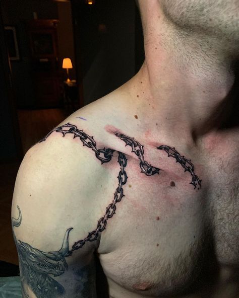 Collarbone Shoulder Tattoo, Shoulder Blade Tattoos, Bright Colorful Tattoos, Tattoos Trending, Collar Bone Tattoos, Colorful Bird Tattoos, Collarbone Tattoos, Tattoos On Side Ribs, Barcode Tattoo