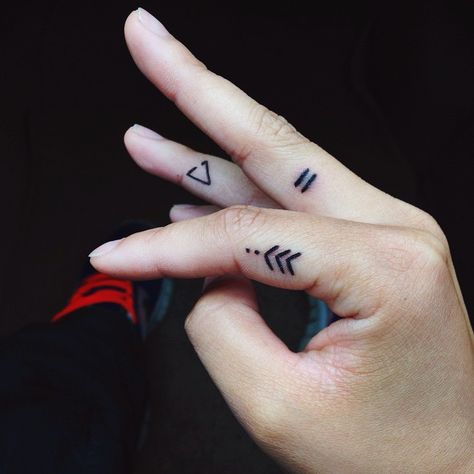 "Trust the process." - The little things... literally Dot Tattoo Meaning, Girl Finger Tattoos, Tiny Finger Tattoos, Cute Finger Tattoos, Small Finger Tattoos, Tato Henna, Finger Tats, Ring Finger Tattoos, Finger Tattoo Designs