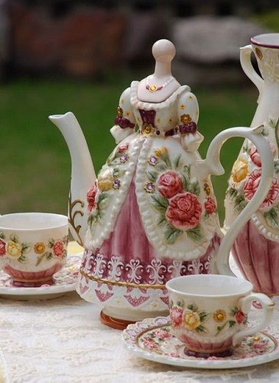 Victorian Tea Sets, Pretty China, Ceramic Tea Set, English Rose, Teapots And Cups, Tea Garden, My Cup Of Tea, Chocolate Pots, Tea Service