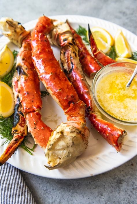 An image of a large platter of Alaskan king crab legs garnished with fresh dill, lemon wedges, and garlic butter. Cook King Crab, Crab Legs In The Oven, King Crab Recipe, Alaskan Recipes, King Crab Legs Recipe, Crab Legs On The Grill, Seafood Shack, Cooking Crab, Crab Legs Recipe