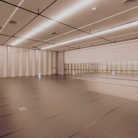 Studio Dance Room Kpop, Dance Practice Room, Ballet Room, Dance Studio Design, Practice Room, Ballet Studio, Dance Rooms, Architecture Design Sketch, Dance Academy