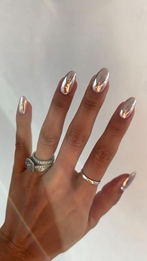 Chrome nails - mirror nails - silver nails - glazed donut nails - reflective nails - silver rings Nails Metallic Chrome, Nail Metallic, Chrome Nails Silver, Glazed Donut Nails, Donut Nails, Reflective Nails, Metallic Art, Opal Nails, Metallic Nail