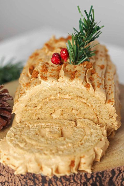 Vegan Log Cake, Biscoff Yule Log, Vegan Yule Log, Vanilla Cake Roll, Biscoff Desserts, Yule Recipes, Log Cakes, Yule Log Cake Recipe, Yule Log Recipe