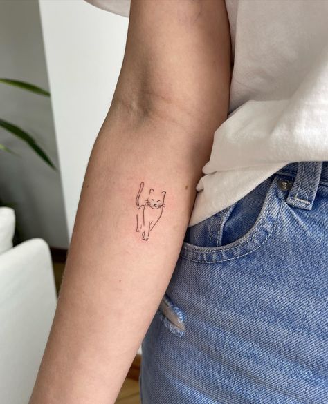 Minimal Cat Tattoo, Minimalist Cat Tattoo, Cat Tattoo Simple, Petite Tattoos, Cat Tattoo Designs, Small Hand Tattoos, Discreet Tattoos, Dainty Tattoos, Subtle Tattoos