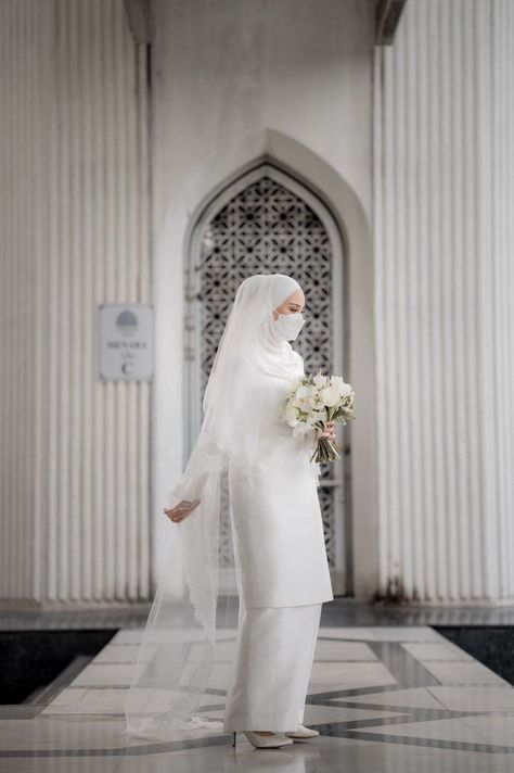 Melayu Wedding Dress, Malaysian Wedding Dress, Nikah Attire, Melayu Wedding, Malay Wedding Dress, Malaysian Wedding, Muslim Wedding Photos, Muslim Wedding Gown, Baju Kahwin