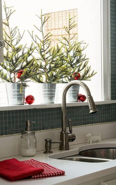 25 Christmas Window Decor Ideas » Lady Decluttered Window Ledge Christmas Decor, Ledge Christmas Decor, Window Seal Ideas, Kitchen Window Sill Ideas, Kitchen Windowsill Decor, Kitchen Ledge, Window Sill Ideas, House Decor Simple, Window Ledge Decor