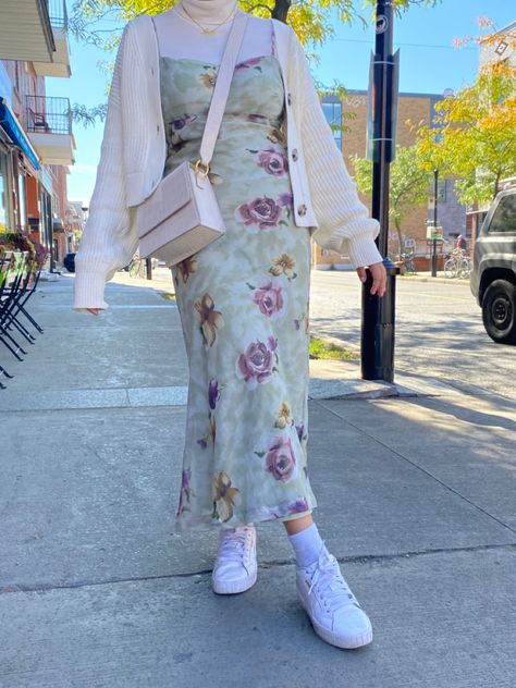 Floral dress, turtleneck, cardigan, JWPEI bag Jwpei Bag, Dress With Turtleneck, Picnic Dress, Turtle Neck Dress, Outfit Inspo Fall, Dress With Cardigan, Fall Outfit, Floral Dress, Kimono Top