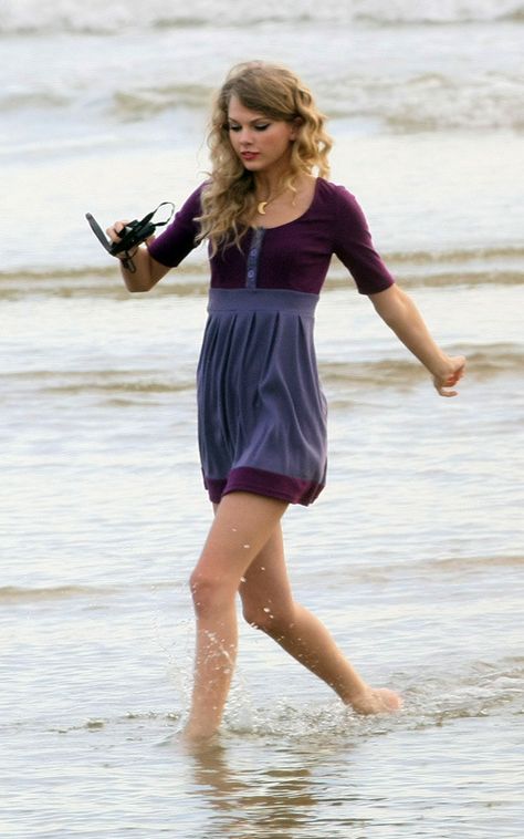 taylor swift at the beach | Taylor Swift: Australia Beach Babe (PHOTOS) | Surfme Taylor Swift Beach, Taylor Swift 2010, Taylor Swift Dancing, Taylor Swift Country, Cornelia Street, Girls With Cameras, Australia Beach, All About Taylor Swift, Swift Photo