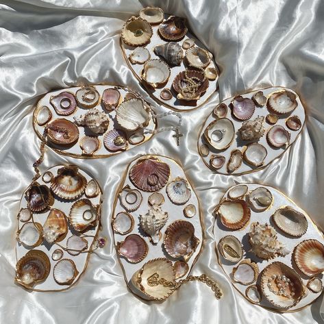 XL shell jewelry tray out now! Link in bio for anyone interested✨🫶 #shell #shelljewelry #shellart #bridesmaidsgifts #bridesmaidsgift #bridesmaidsgiftsidea #coastal #coastalhome #coastaldecor #seashell #seashelljewelry #seashellart #jewelrytrends #jewelrytray #etsy #etsyshop #smallbusiness #bridaljewellery #bridalgifts Bridemaids Gifts, Seashell Jewelry, Jewelry Tray, Seashell Art, Jewelry Stand, Shell Jewelry, Shell Art, Bridal Gifts, Bridesmaids Gifts