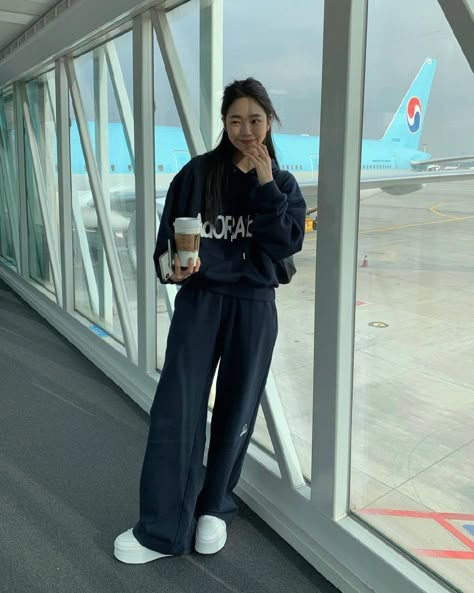 Outfits For Airplane Travel, Sweatpants Outfit Airport, Airport Fashion Winter, Airport Style Kpop, Cozy Airport Outfit, Ulzzang Fashion Casual, Airport Outfit Korean, Summer Vibe Aesthetic, Airport Outfit Comfy