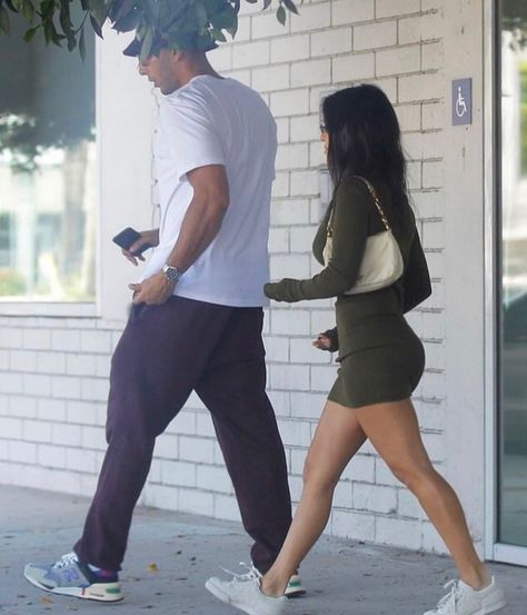 Kourtney Kardashian Style Casual, Euro Outfits, Kourtney Kardashian 2018, Younes Bendjima, Casual Maternity Outfits, Dress And Sneakers Outfit, Estilo Kardashian, Kourtney Kardashian Style, Kardashian Dresses